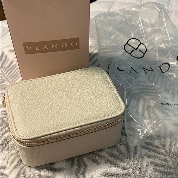 Cream Jewelry Organizer - Picture 1 of 6